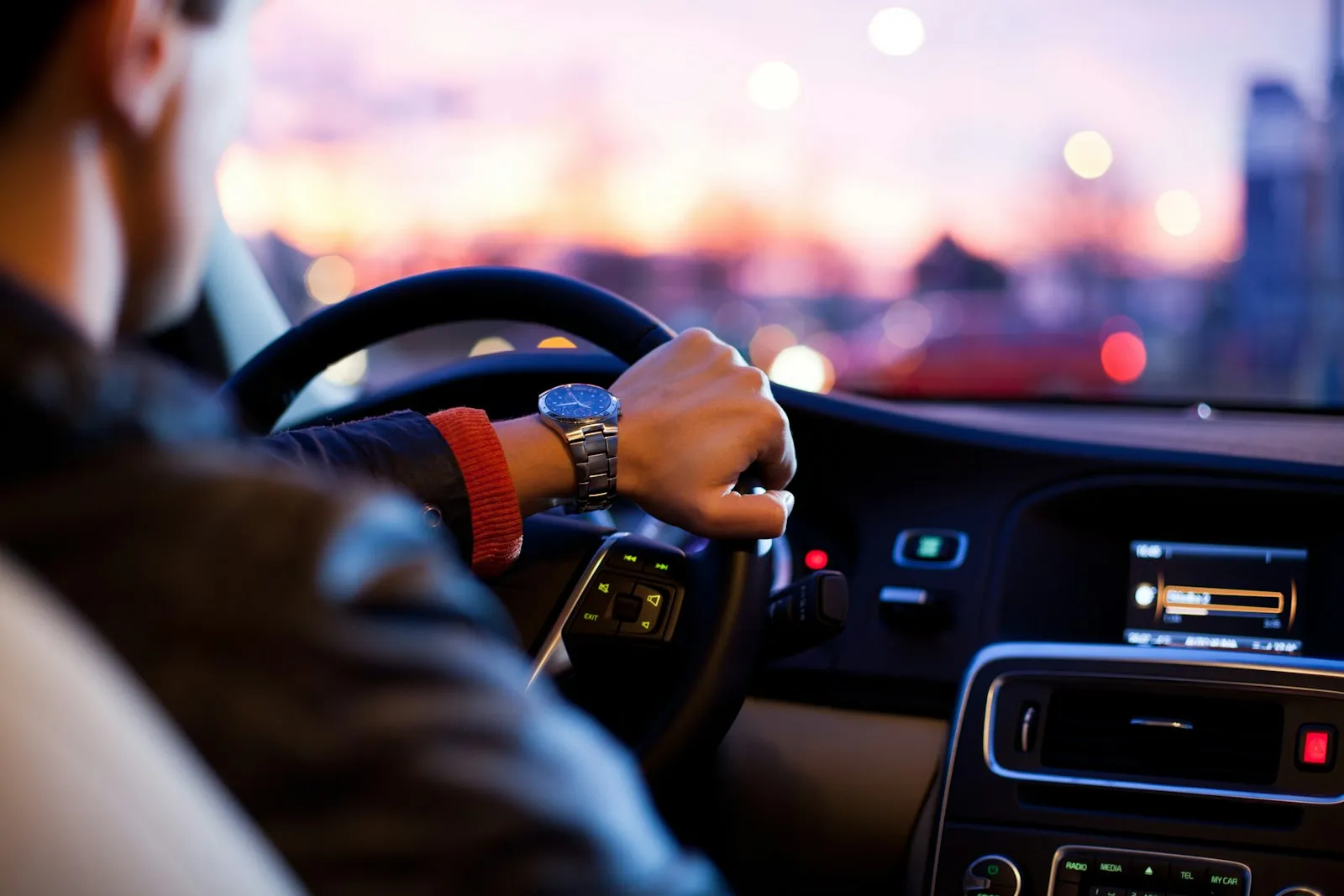 Fahrt mit dem eigenen Auto in Richtung Flughafen am Abend